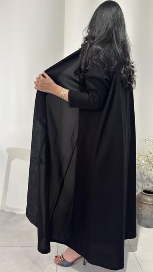 عباية بتدخيلات كريب جاكار مع شك مميزه