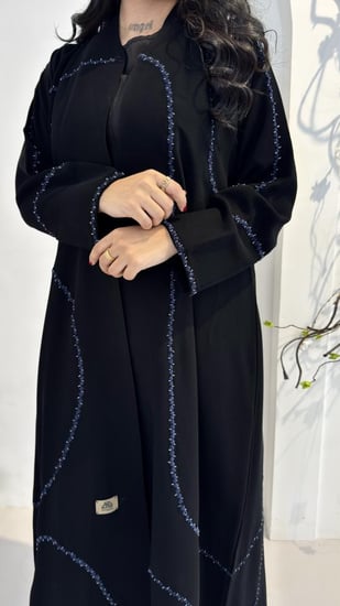 عبايه أنيقه مزينة بخطوط تطريز مع الشك