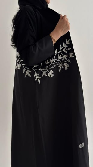 عباية بتطريز ملون بتدخيلات قماش التفته مع الكريب