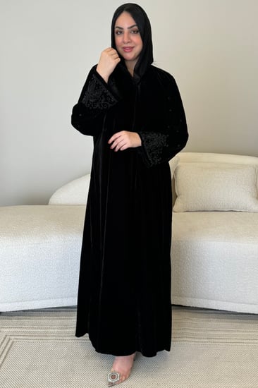 عباية مخمل بأكمام شك أسود