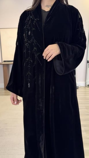 عباية مخمل مع شك أسود فاخرة