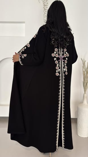 عباية مزينة بتطريز فاخر مع كسره من الخلف