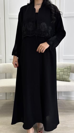 عبايه سوداء مزينه بتطريز مع شك أنيقه