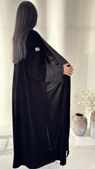 عبايه مخمل مزينه بتطريز على الأمام والكم