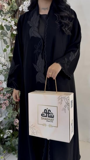 عبايه فاخره بتطريز على الأمام والكم أنيقه