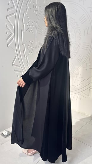 عباية كلوش بتدخيلات المخمل مع كتان مزينه بزرار ديكور