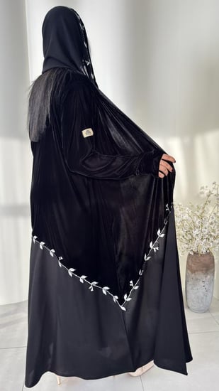 عبايه مخمل مزينة بتطريز يدوي مايل أنيق