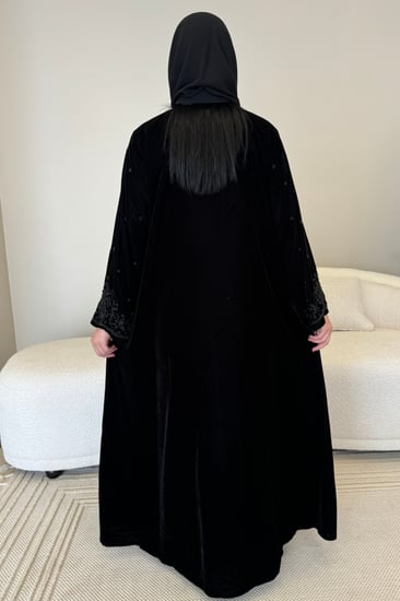 عباية مخمل بأكمام شك أسود