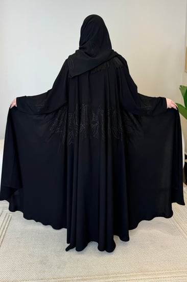 عباية سوداء دبل كلوش مطرزة