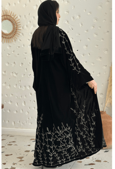 عباية مخمل اسود مع خيوط التطريز المشجرة