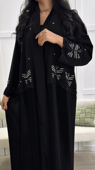 عبايه سوداء كسرات مزينة بشك فخمه