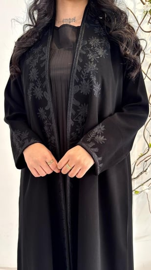 عباية مزينة بتطريز فاخر مع كسره من الخلف