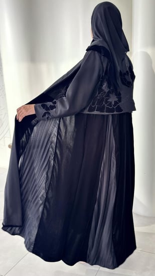 عبايه فاخره بتدخيلات مخمل مع كسرات مطرزه