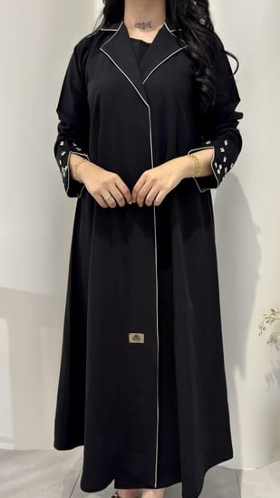 عباية رسمية مزينة بشك ملون مع كسره من الخلف مميزه