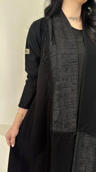 عباية بتدخيلات كريب جاكار مع شك مميزه