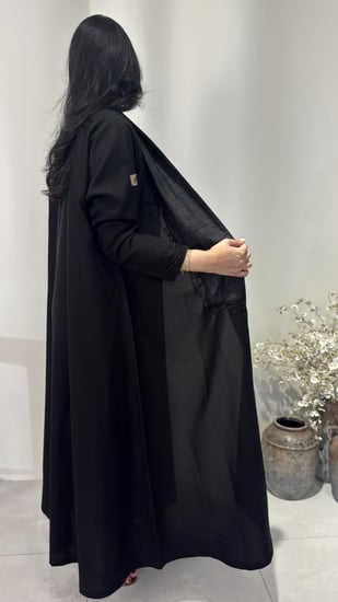 عباية بتدخيلات كريب جاكار مع شك مميزه