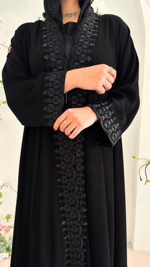 عباية كلوش مزينة بتطريز مع شك ناعمه