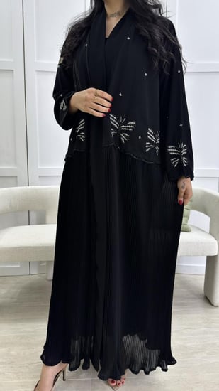 عبايه سوداء كسرات مزينة بشك فخمه