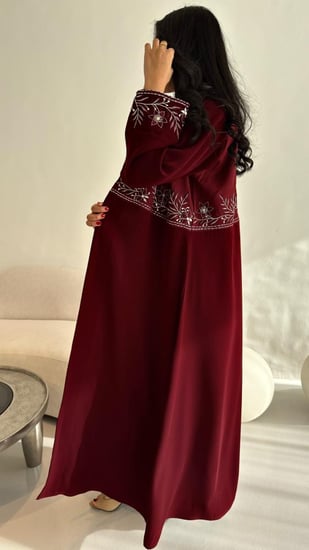 عبايه فاخره بتطريز أنيق مميزه
