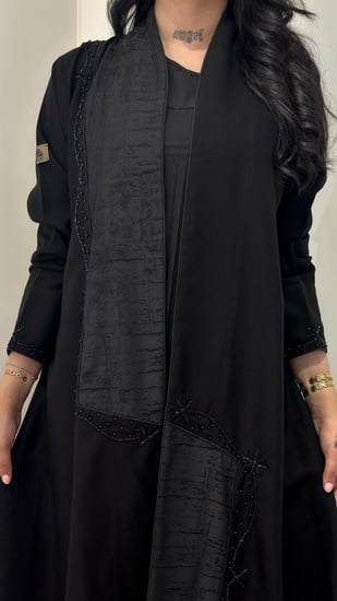 عباية بتدخيلات كريب جاكار مع شك مميزه