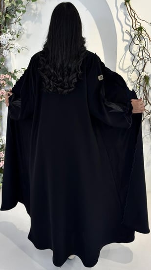 عبايه فاخره بتطريز على الأمام والكم أنيقه