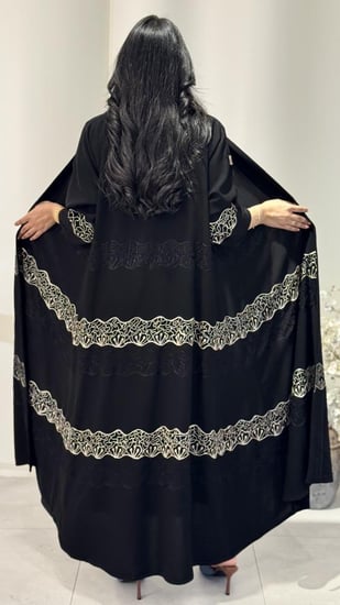 عباية فاخرة مزينة بتطريز يدوي أنيق