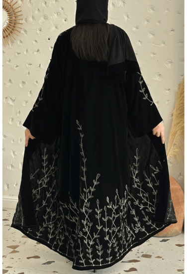 عباية مخمل اسود مع خيوط التطريز المشجرة