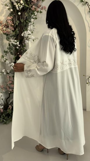 عبايه فاخره بتطريز أنيق مميزه