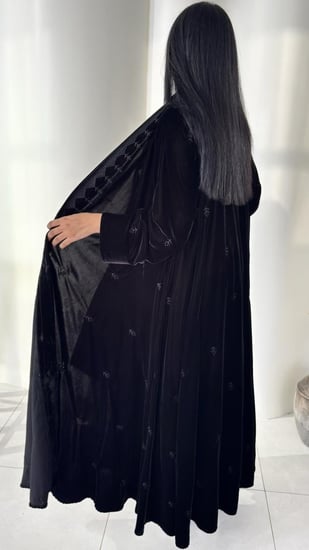 عبايه مخمل دبل كلوش بتطريز منثور مميزه