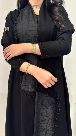 عباية بتدخيلات كريب جاكار مع شك مميزه