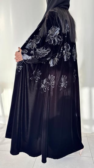 عبايه مخمل مزينه بخيوط ترتر أنيقه