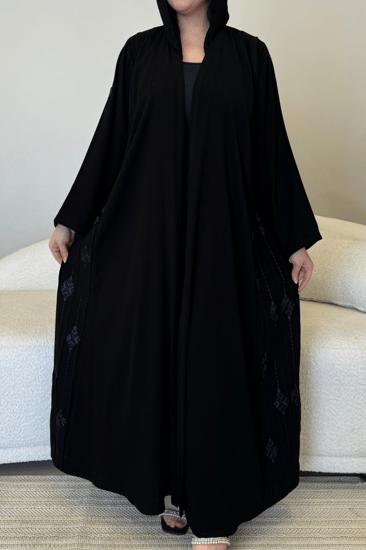 عباية مطرزه بلون كحلي من الجوانب مع الخلف