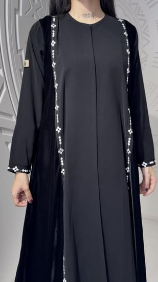 عباية مطرزه بتدخيلات المخمل والكريب مميزه