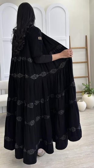 عباية طبقات مزينة بتطريز ترتر أنيقة