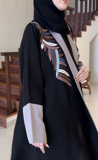 عباية فاخرة بتطريز شك ملون