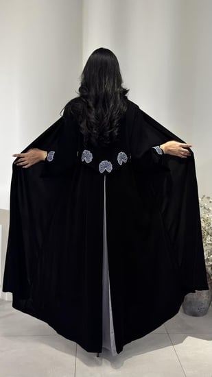 عباية مزينة بكسرة من الخلف مع شك أنيقة