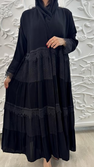 عبايه أنيقه طبقات مع كسرات مميزه