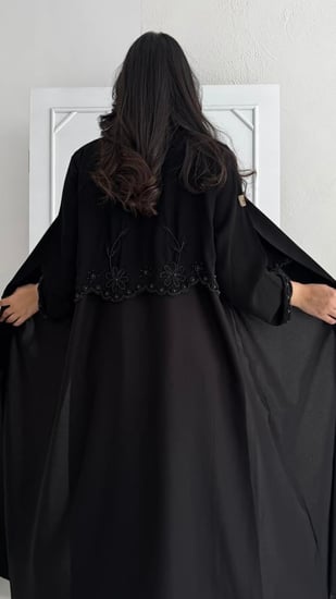 عباية كلوش مزينة بتطريز شك أنيقة