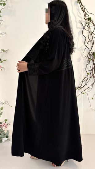 عبايه فاخره بتطريز أنيق مميزه