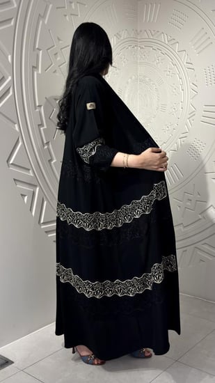 عباية فاخرة مزينة بتطريز يدوي أنيق