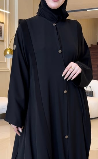 عباية كلوش سوداء فاخرة مزينة بأزارير أمامية