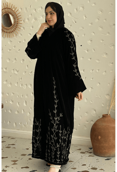 عباية مخمل اسود مع خيوط التطريز المشجرة