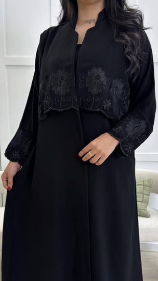 عبايه سوداء مزينه بتطريز مع شك أنيقه