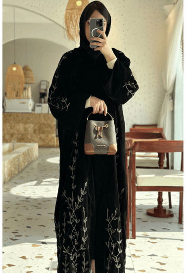 عباية مخمل اسود مع خيوط التطريز المشجرة