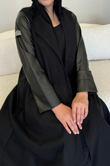 عباية رسمية بقماش الجوخ المقلم مع أكمام جلد أسود
