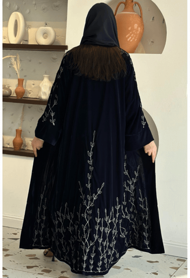 عباية مخمل كحلي مع خيوط التطريز المشجرة