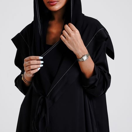 عباية كريب حرير اسود غامق بتطريز ابيض بتصميم مختلف