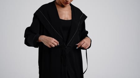 عباية كريب حرير اسود غامق بتطريز ابيض بتصميم مختلف