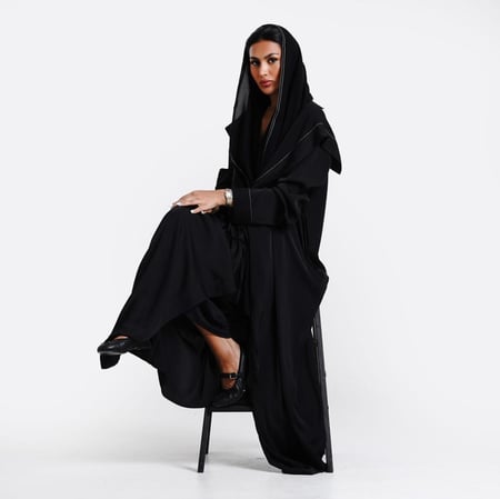 عباية كريب حرير اسود غامق بتطريز ابيض بتصميم مختلف