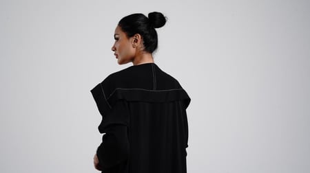 عباية كريب حرير اسود غامق بتطريز ابيض بتصميم مختلف